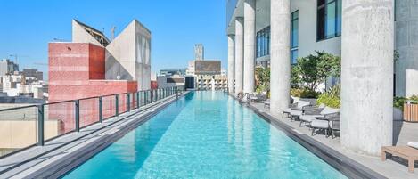 Una piscina al aire libre