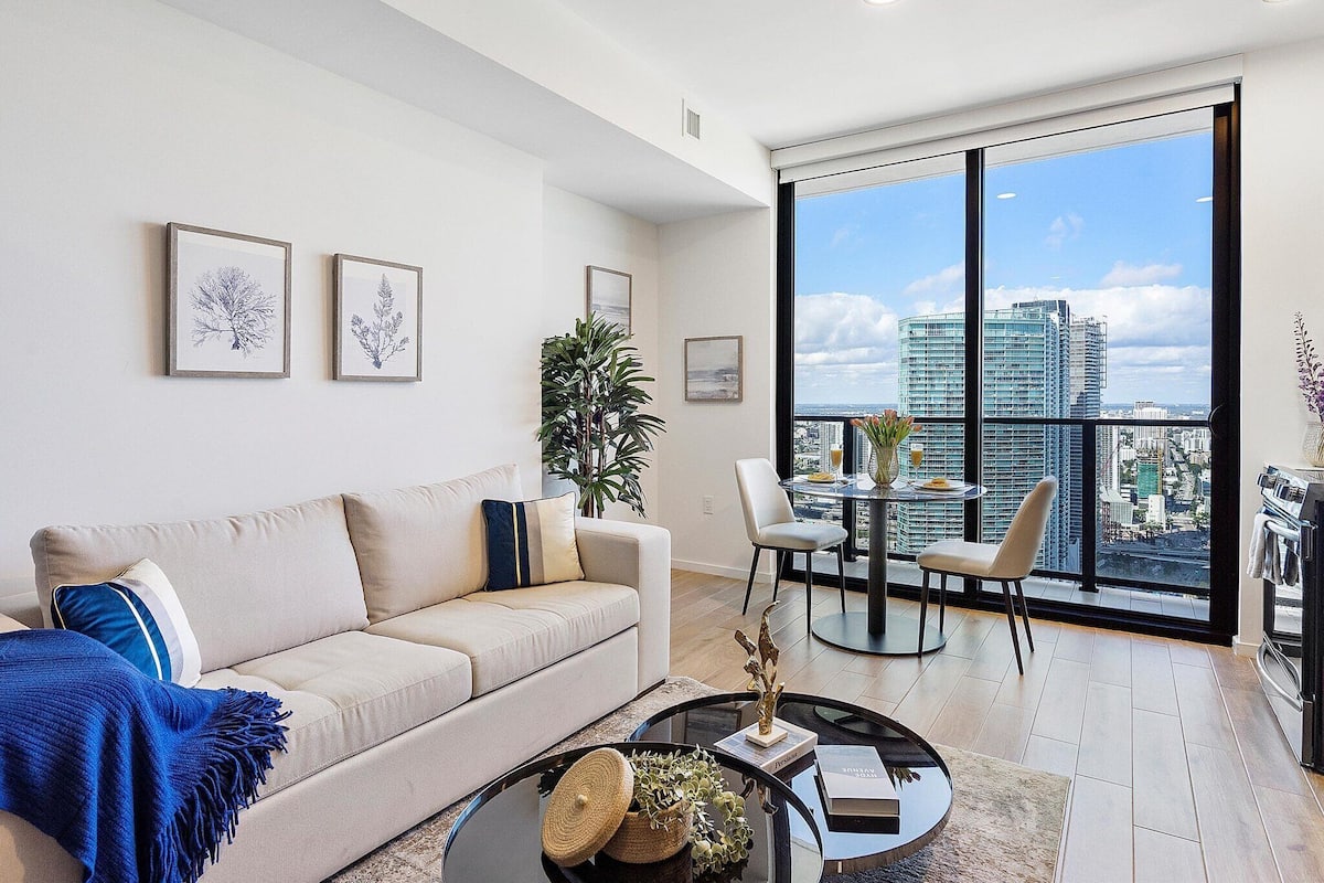 Deluxe Studio, 1 King Bed with Sofa bed, Bay View4004 | Living area