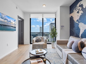 55-inch Smart TV with cable channels - Miami Vacation Rentals - Downtown (Miami)