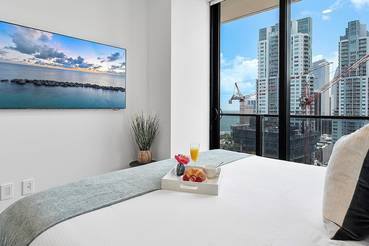 1 bedroom, Egyptian cotton sheets, premium bedding, down comforters