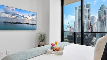 1 bedroom, Egyptian cotton sheets, premium bedding, down comforters