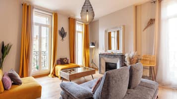 TV, fireplace