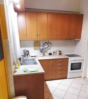 Kühlschrank, Ofen, Wasserkocher mit Kaffee-/Teezubehör, Toaster