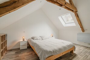 2 bedrooms, iron/ironing board, free WiFi, bed sheets - Cottage 'Dépendance Au Charme Local' with Private Terrace, Shared Garden and Wi-Fi (Saint-Carné)