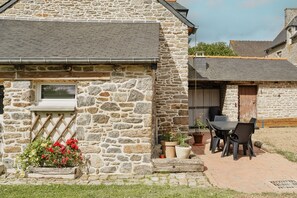 Outdoor dining - Cottage 'Dépendance Au Charme Local' with Private Terrace, Shared Garden and Wi-Fi (Saint-Carné)