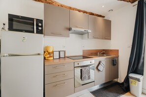 Fridge, microwave, oven, stovetop - Cottage 'Dépendance Au Charme Local' with Private Terrace, Shared Garden and Wi-Fi (Saint-Carné)