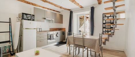 Réfrigérateur, four à micro-ondes, un four, surface de cuisson