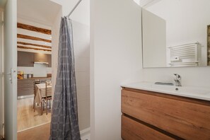 Douche, séchoir à cheveux, serviettes fournies