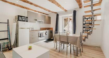 Petite maison "Dépendance Au Charme Local" with private terrace, shared garden & Wi-Fi