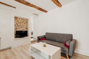 TV - Cottage 'Dépendance Au Charme Local' with Private Terrace, Shared Garden and Wi-Fi (Saint-Carné)