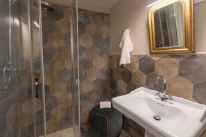 Dusche, kostenlose Toilettenartikel, Haartrockner, Bidet