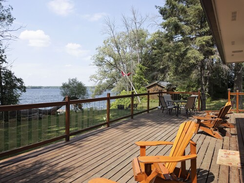 Kat's Cradle Cottage in Prince Edward County. Waterfront on the Reach!