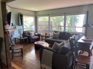 Smart-TV, peis, DVD-spiller og bøker