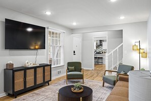 Smart-tv, boeken en een kantoor