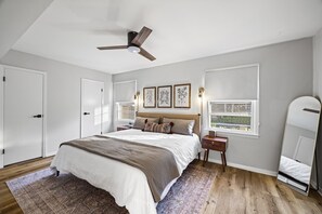 4 slaapkamers, een bureau, een strijkplank/strijkijzer, reisbedje
