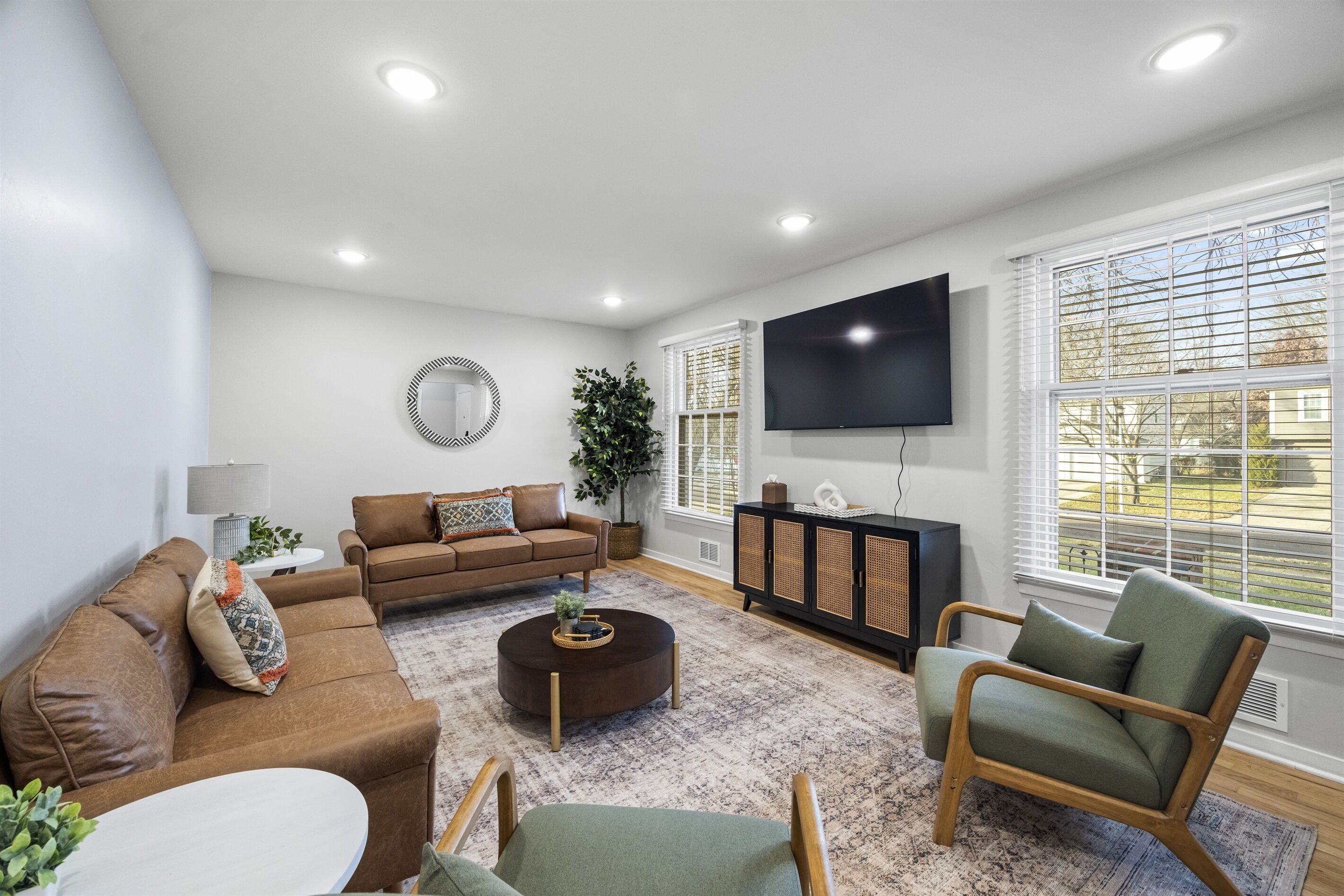 Smart-tv, böcker och kontor