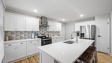 冷蔵庫、電子レンジ、オーブン、コンロ