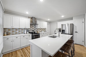 Een koelkast, een microgolfoven, een oven, een kookplaat