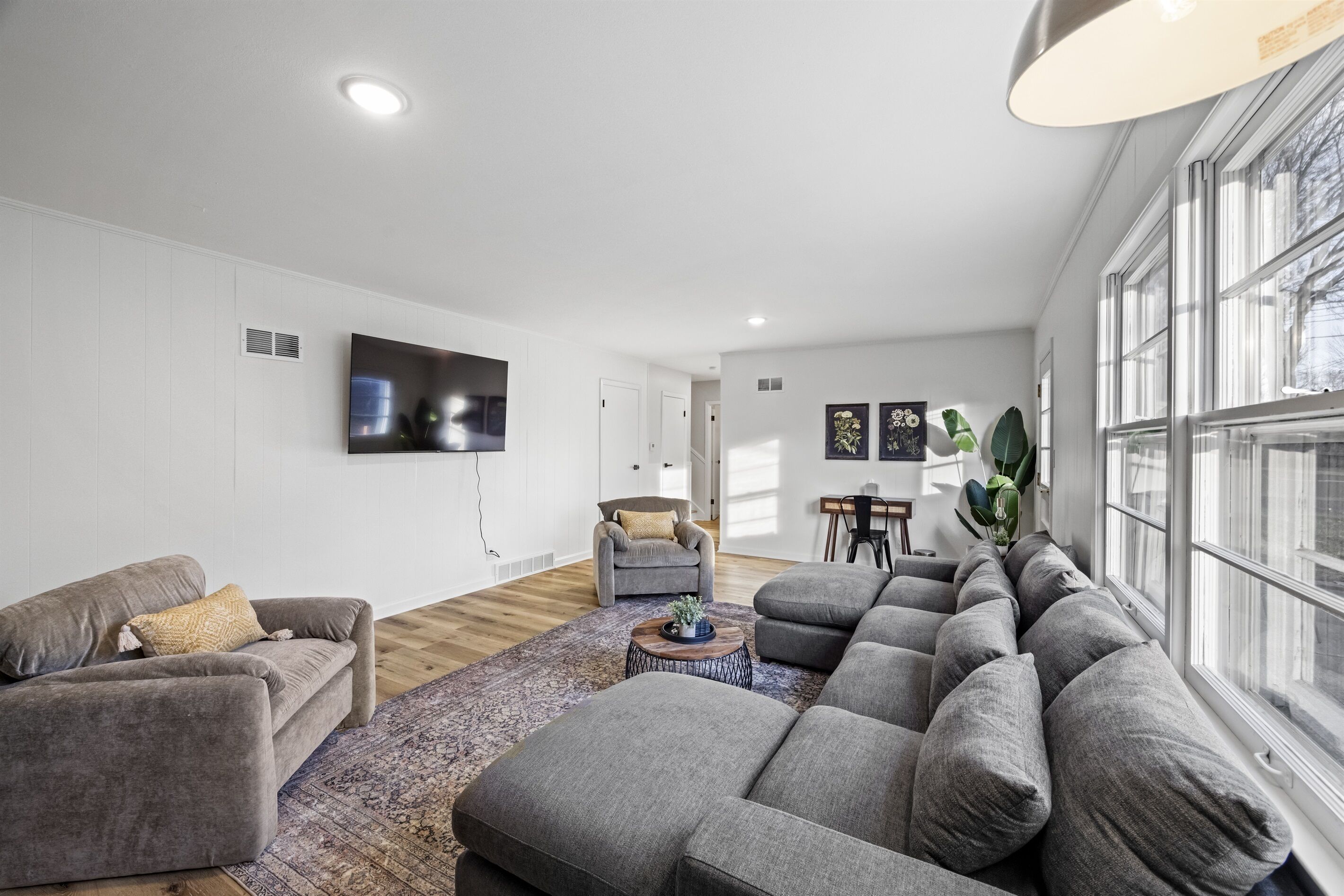 智能電視、書籍、 辦公室