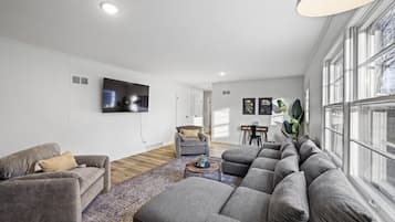 スマートテレビ、書庫、書斎 / ワークスペース