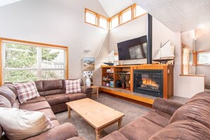 Fernseher, Kamin, Tischtennisplatte