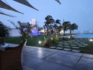 Outdoor dining - luxurious 2 bedroom beachfront apartment (Panamá Oeste Province)