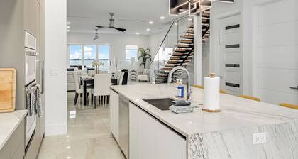 Riverview Oasis- Riverfront Paradise with Dock, Elevator, Private Pool & Kayaks