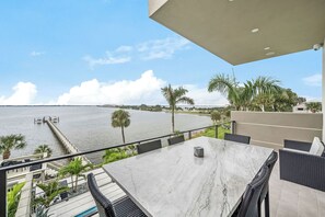 Outdoor dining - Riverview Oasis- Riverfront Paradise with Dock, Elevator, Private Pool & Kayaks (Melbourne)