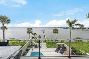Outdoor dining - Riverview Oasis- Riverfront Paradise with Dock, Elevator, Private Pool & Kayaks (Melbourne)