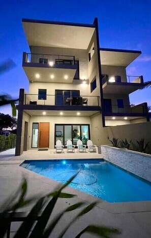 Outdoor pool, a heated pool - Riverview Oasis- Riverfront Paradise with Dock, Elevator, Private Pool & Kayaks (Melbourne)