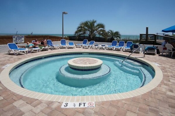 Una piscina techada, una piscina al aire libre