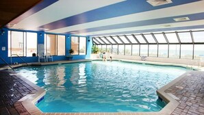Ein Innenpool mit klarem, blauem Wasser, umgeben von einem Backboden und blauen Wänden.