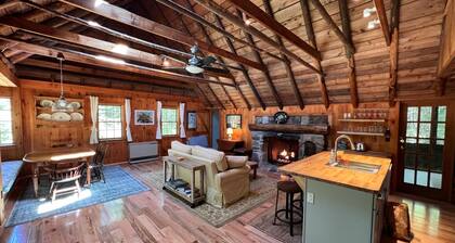 Charming, quiet 3-BR cottage; private access to cove and forest trails