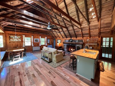 Charming, quiet 3-BR cottage; private access to cove and forest trails
