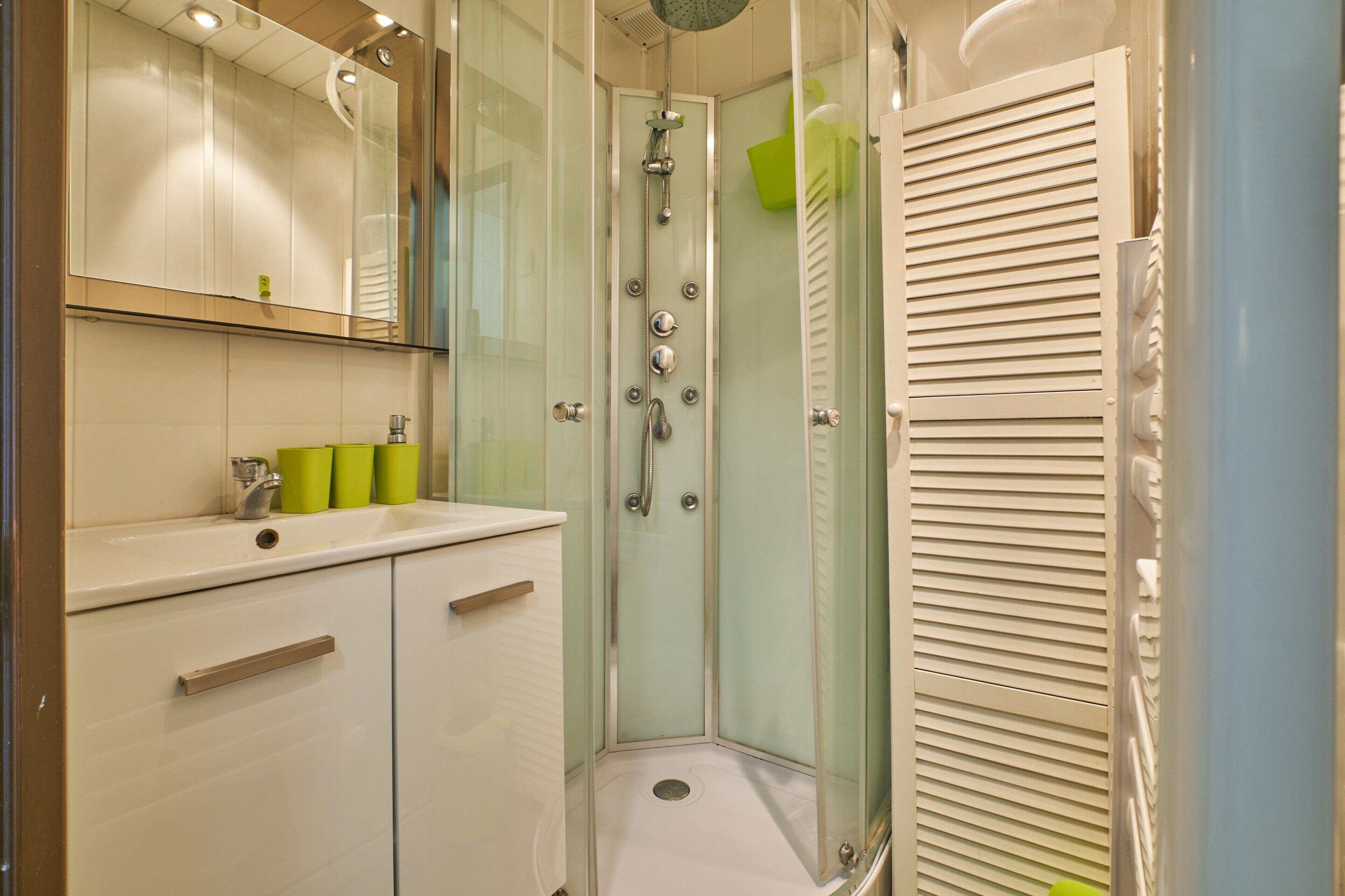 Shower, free toiletries, hair dryer