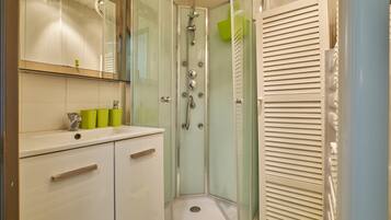 Shower, free toiletries, hair dryer