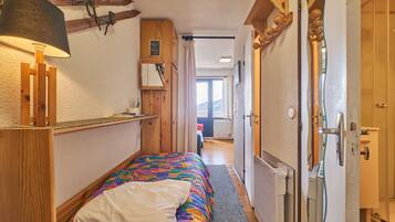 2 bedrooms, iron/ironing board