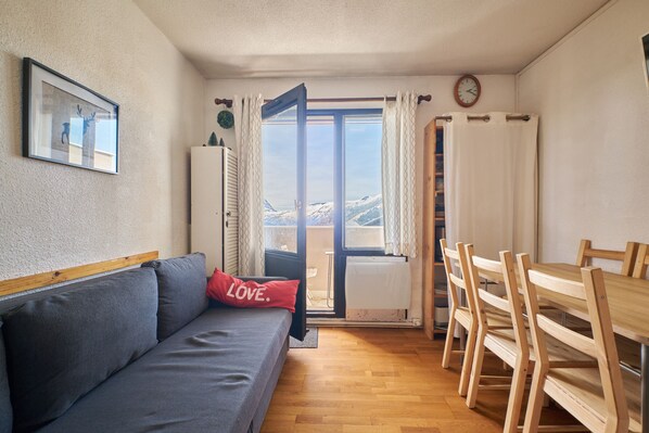 TV, DVD player, stereo - Apartment 'Le Val D' Huez - 5 Pers' with Mountain View and Balcony (huez)