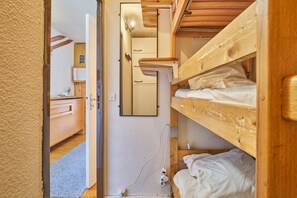 2 Schlafzimmer, Bügeleisen/Bügelbrett