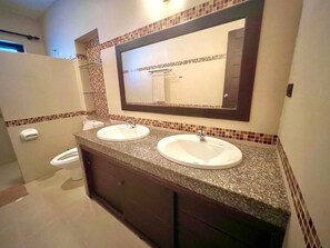 Secadora de cabello, toallas, jabón, shampoo 