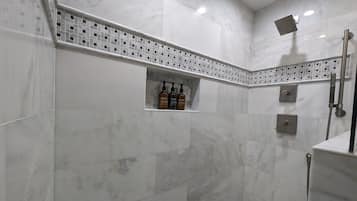 Secador de cabelo, toalhas de banho