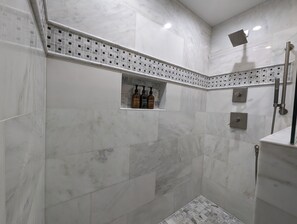 Secador de pelo, toallas