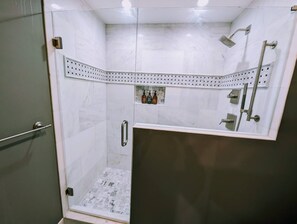SĂšche-cheveux, serviettes fournies, savon