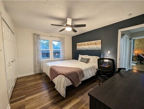 5 Schlafzimmer, Schreibtisch, Bügeleisen/Bügelbrett, kostenloses WLAN