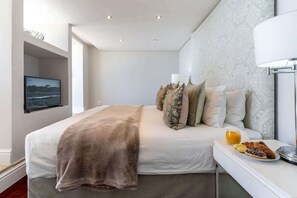 1 bedroom, desk, iron/ironing board, WiFi