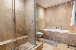 Ducha, secador de pelo y toallas