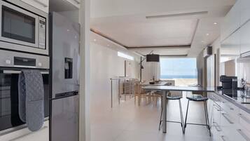 Een koelkast, een microgolfoven, een oven, een kookplaat