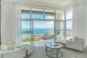 Televisie, een open haard en een kantoor