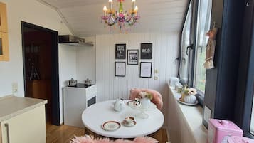 Een koelkast, een magnetron, een kookplaat