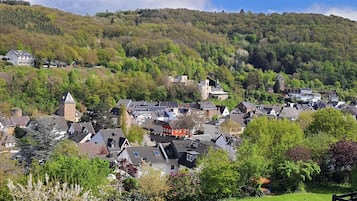 En by med traditionel arkitektur, herunder et markant tårn og en blanding af boligbygninger.